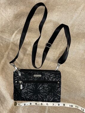 Baggallini women’s subway small crossbody bag in midnight blossom print